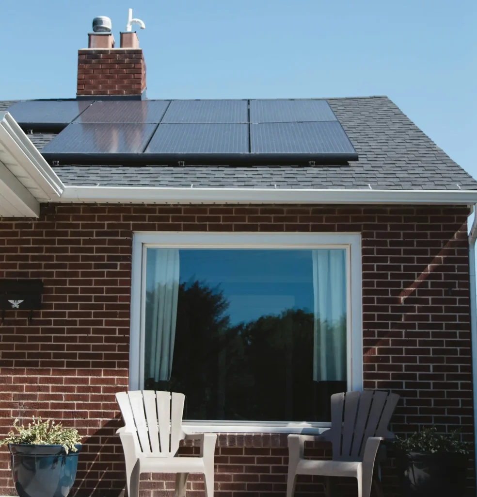 Casa con paneles solares instalados en el techo.